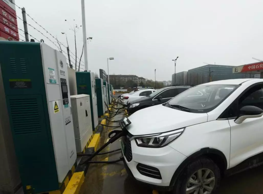 沃尔精彩亮相国内首座电气油综合供能服务站01.jpg 沃尔精彩亮相国内首座电气油综合供能服务站01.jpg