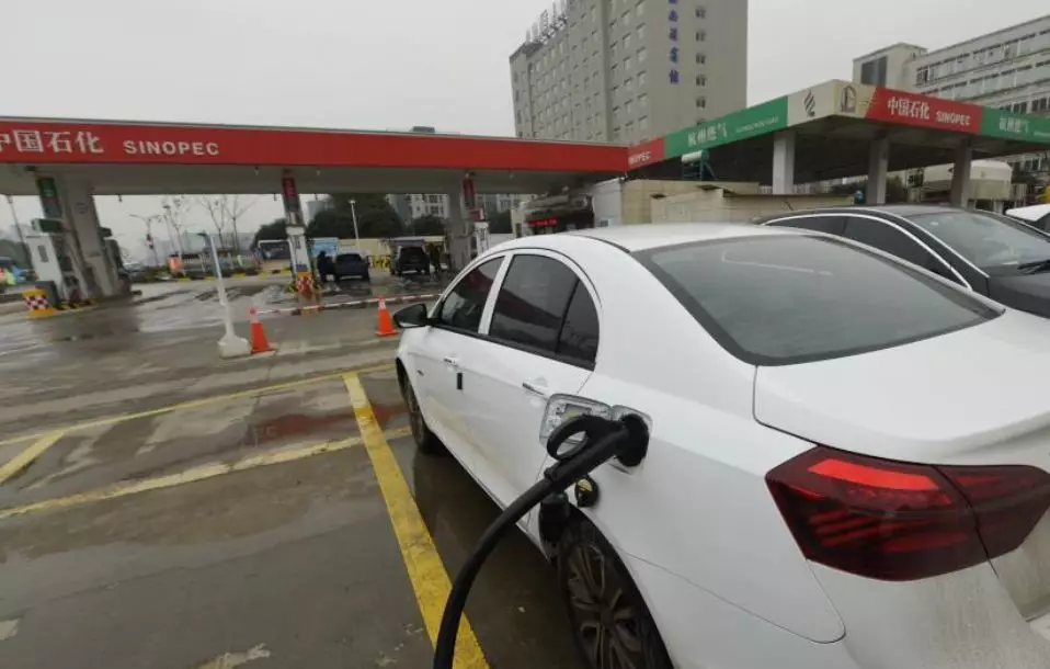 沃尔精彩亮相国内首座电气油综合供能服务站02.jpg 沃尔精彩亮相国内首座电气油综合供能服务站02.jpg